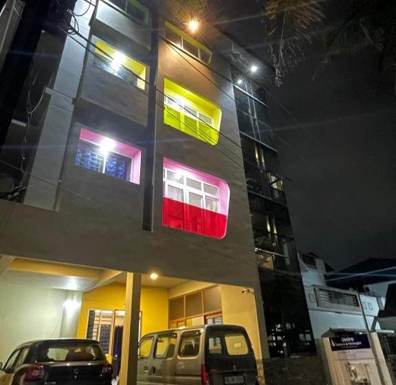 호텔 Uniro Rooms & Packages