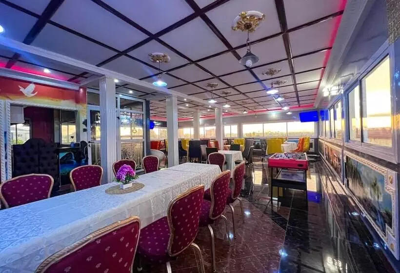 هتل Hôtel The Place