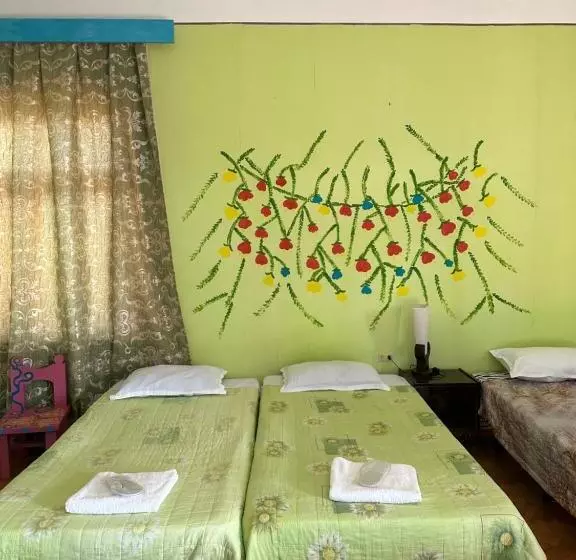 پانسیون Napoli Nataxtari Hotel,pool,bar