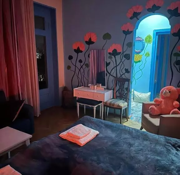 پانسیون Napoli Nataxtari Hotel,pool,bar