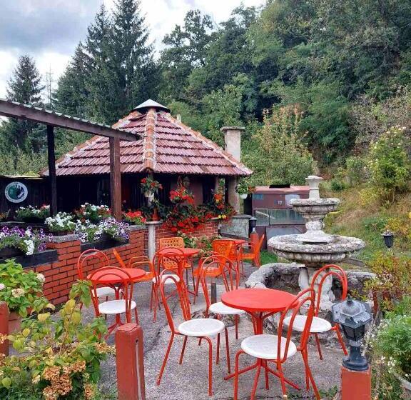 تختخواب و صبحانه 33 Lipe