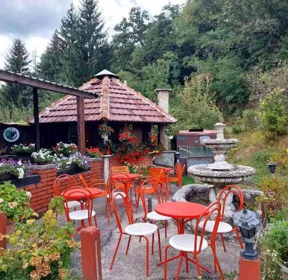 تختخواب و صبحانه 33 Lipe