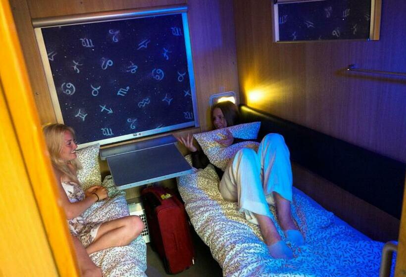 هتل کپسول Railrooms Traincar Hostel