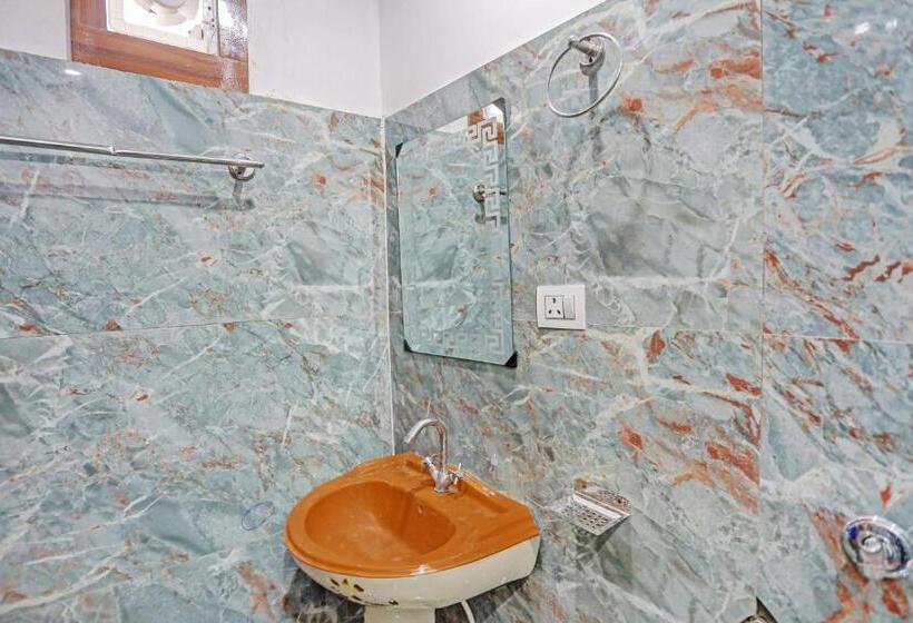 בית מלון כפרי Oyo Flagship The Majestic