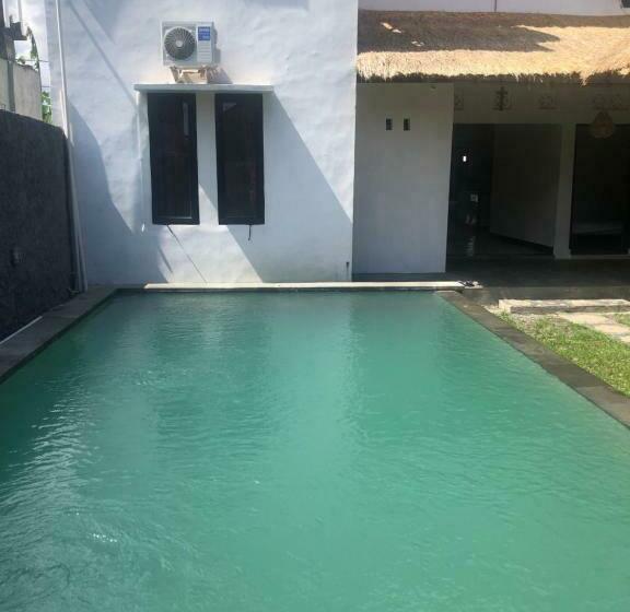 펜션 Nomad Tropical Hostel Canggu