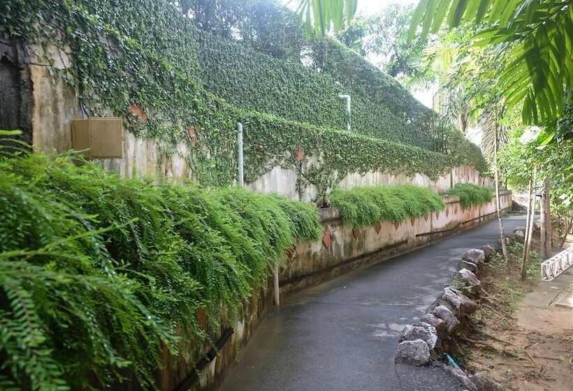 호텔 The Chalet Phuket Resort