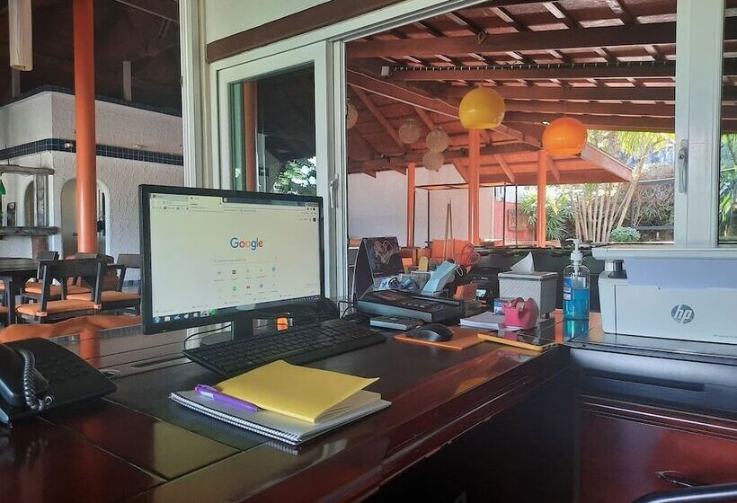 호텔 The Chalet Phuket Resort