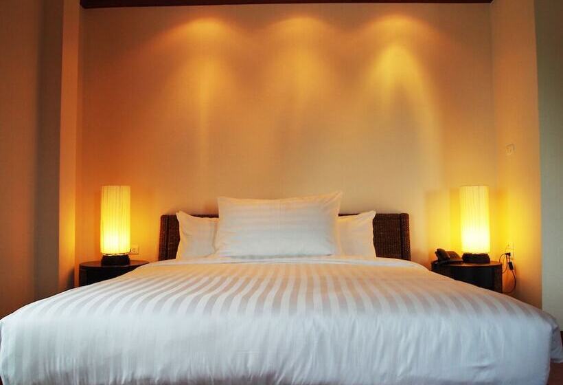 호텔 The Chalet Phuket Resort