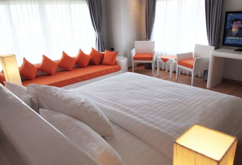 호텔 The Chalet Phuket Resort