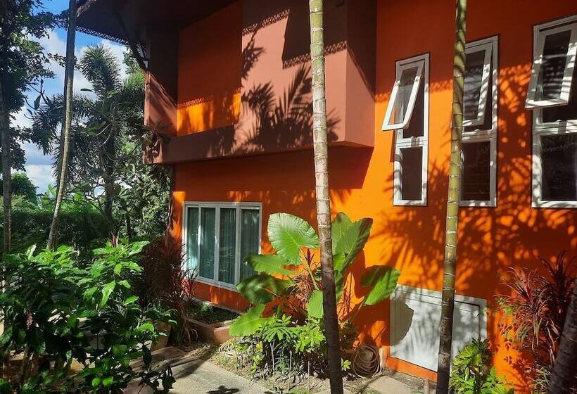 호텔 The Chalet Phuket Resort