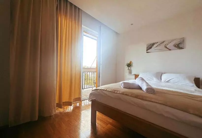 Magnus Aparthotel   Free Parking