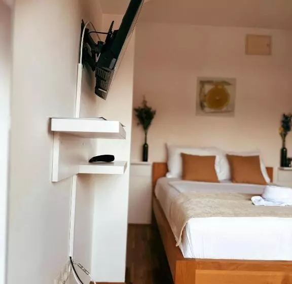 Magnus Aparthotel   Free Parking