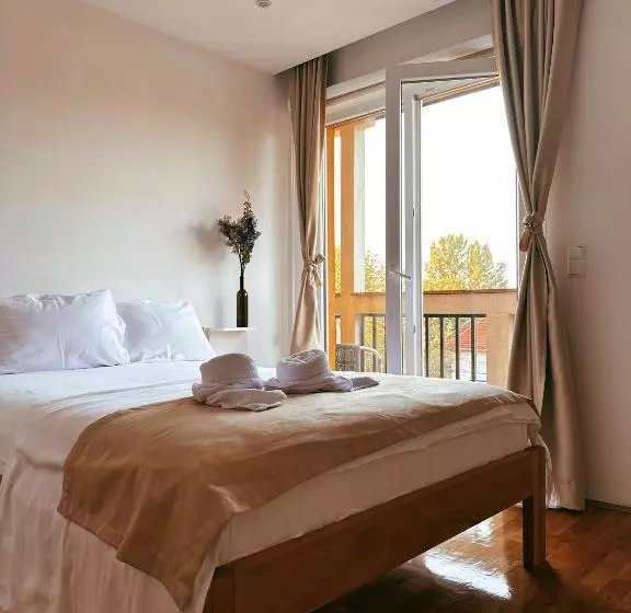 Magnus Aparthotel   Free Parking