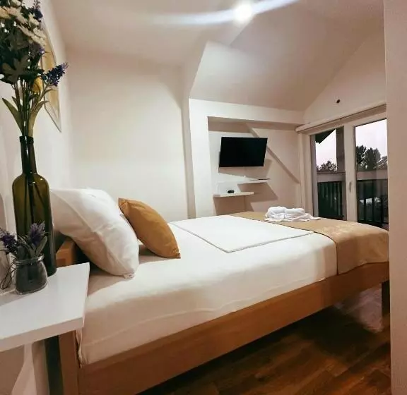 Magnus Aparthotel   Free Parking
