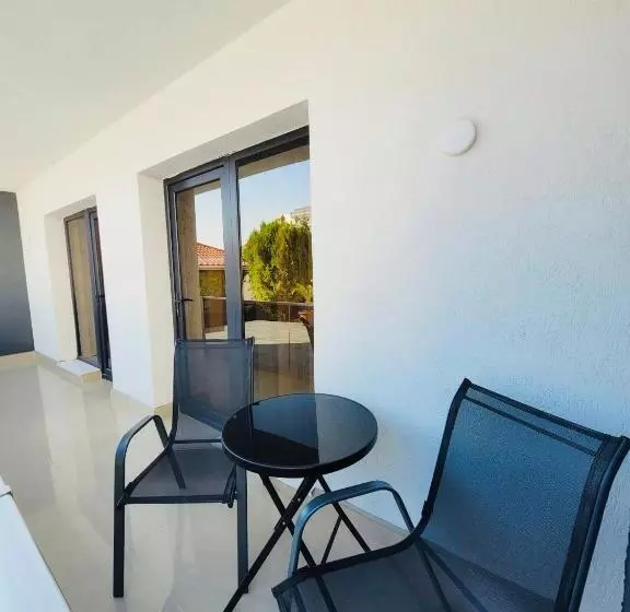 Pensió Laguna Grey