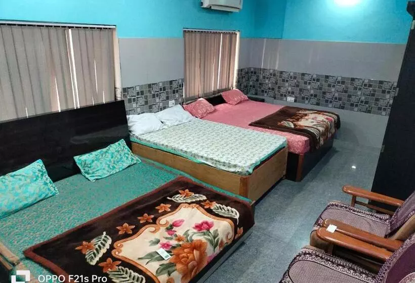 هتل Nidhi And Family Guest House