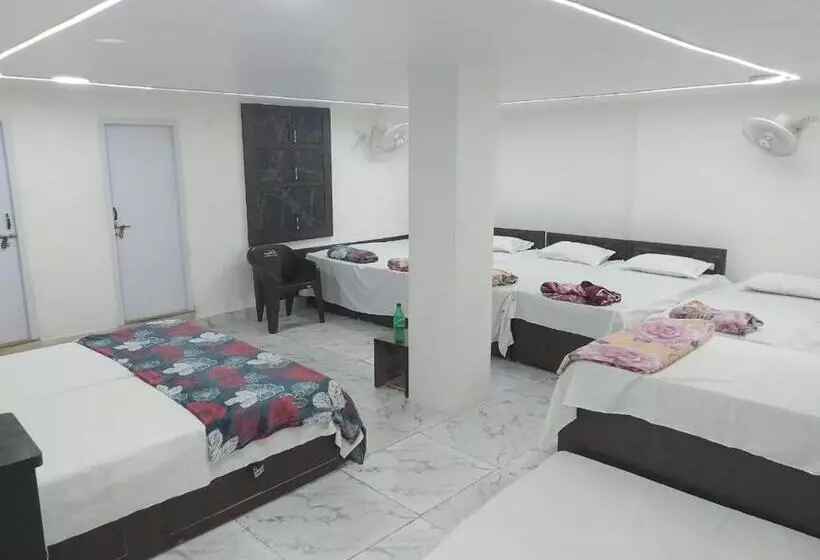 هتل Nidhi And Family Guest House