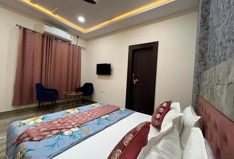هتل Nidhi And Family Guest House