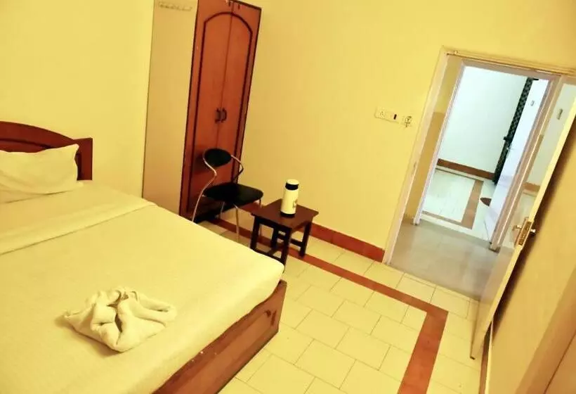 هتل Nidhi And Family Guest House