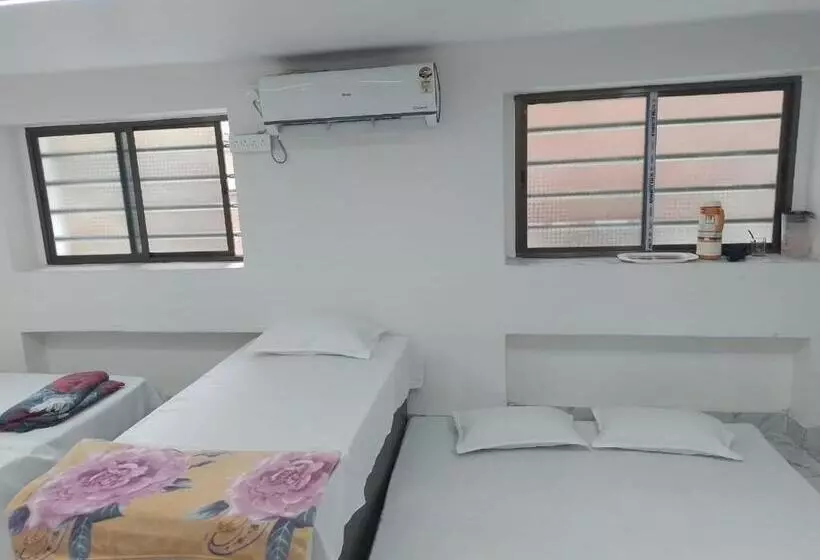 هتل Nidhi And Family Guest House