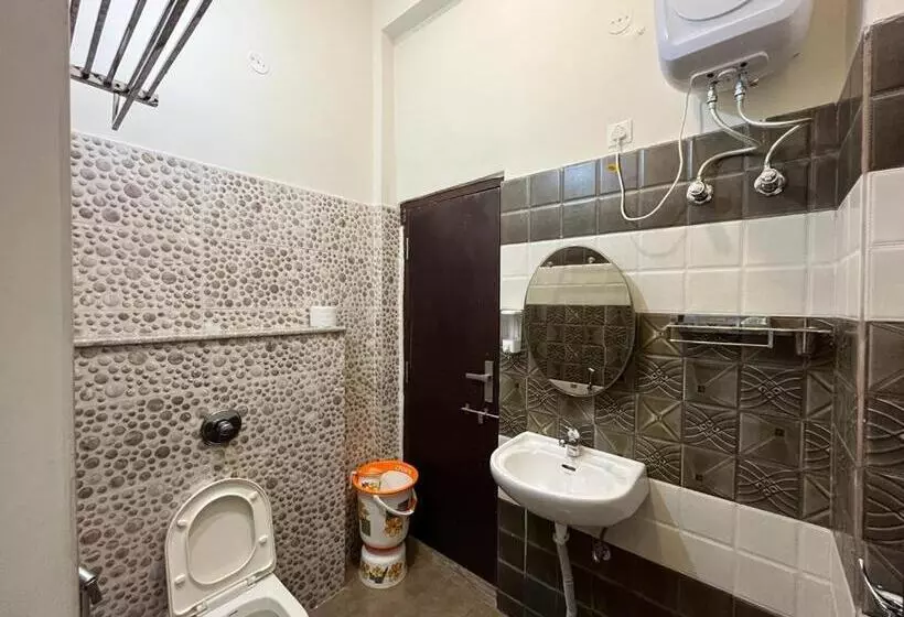 هتل Nidhi And Family Guest House