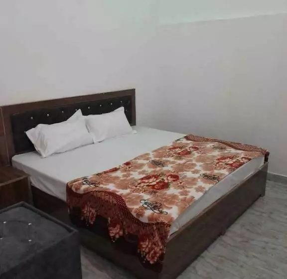 Hotelli Oyo Flagship 8154 Green Golden Guest House