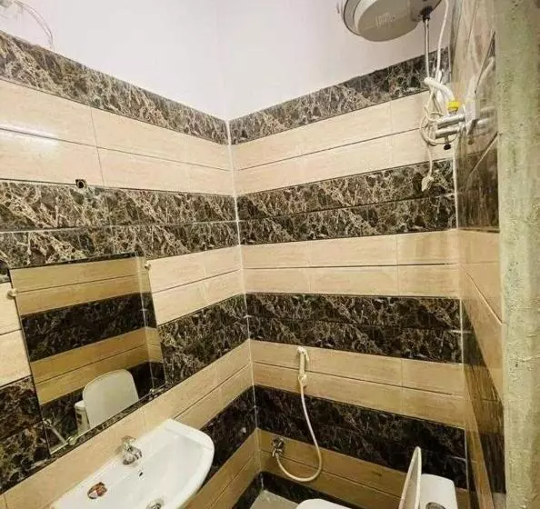 Hotelli Oyo Flagship 8154 Green Golden Guest House