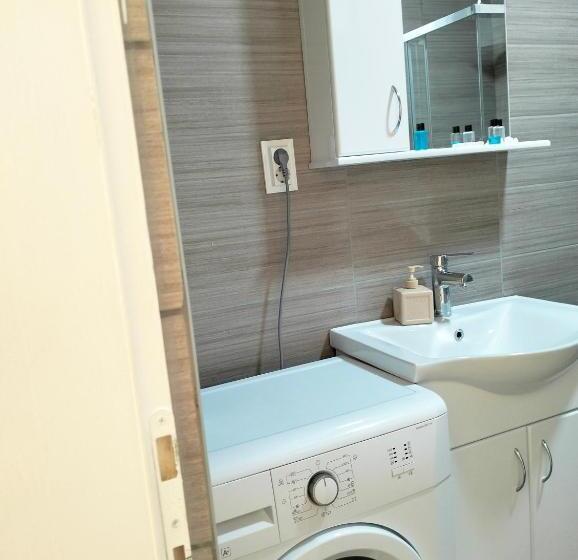 تختخواب و صبحانه Holliday Tivat