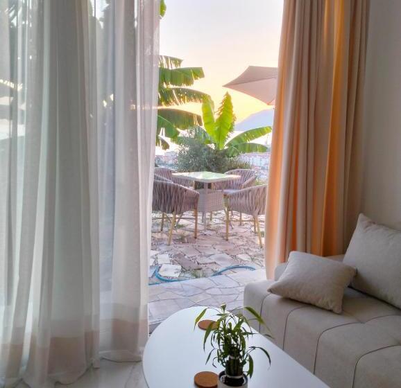 تختخواب و صبحانه Holliday Tivat