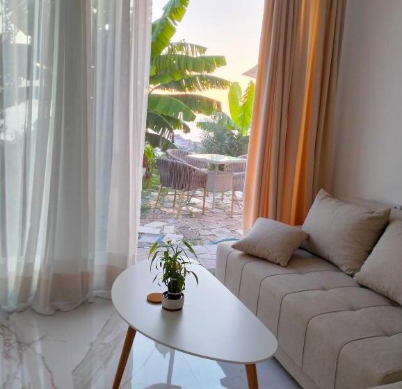 تختخواب و صبحانه Holliday Tivat