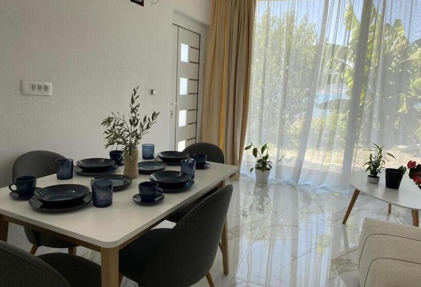 تختخواب و صبحانه Holliday Tivat