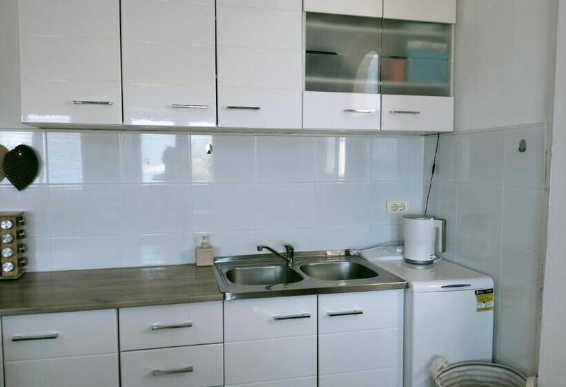 تختخواب و صبحانه Holliday Tivat