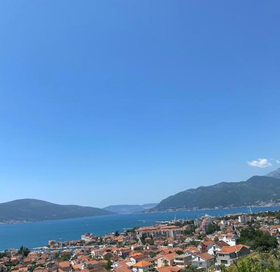 تختخواب و صبحانه Holliday Tivat