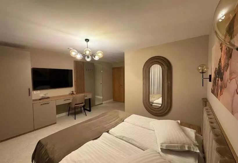 Pensiune Restaurant Pizzerie 2 Păuni