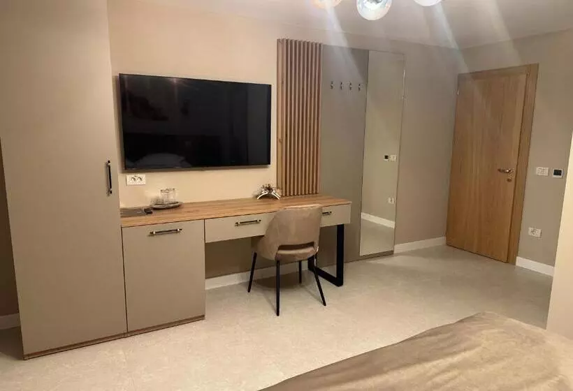 Pensiune Restaurant Pizzerie 2 Păuni