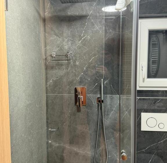 Pensiune Restaurant Pizzerie 2 Păuni