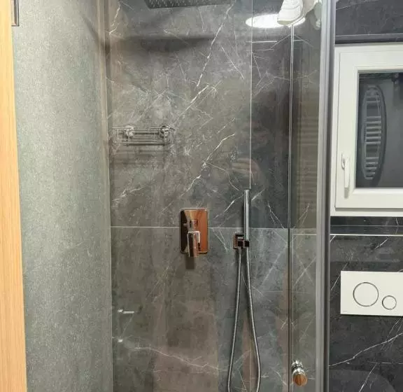 Pensiune Restaurant Pizzerie 2 Păuni