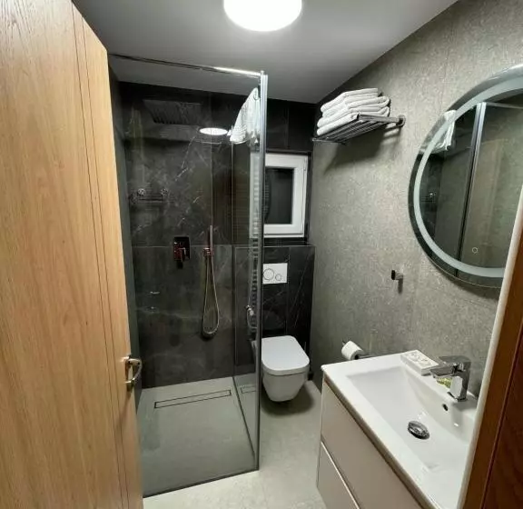 Pensiune Restaurant Pizzerie 2 Păuni