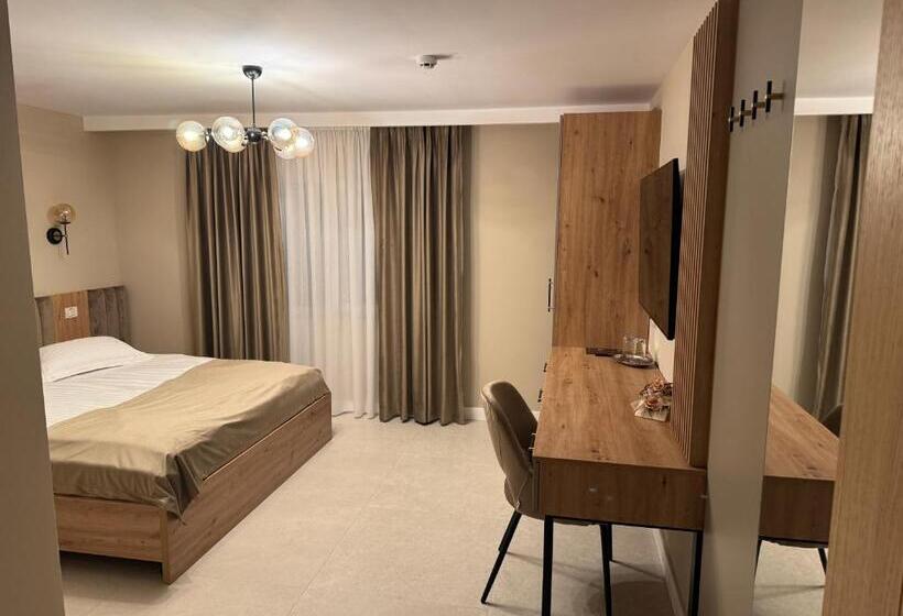 Pensiune Restaurant Pizzerie 2 Păuni