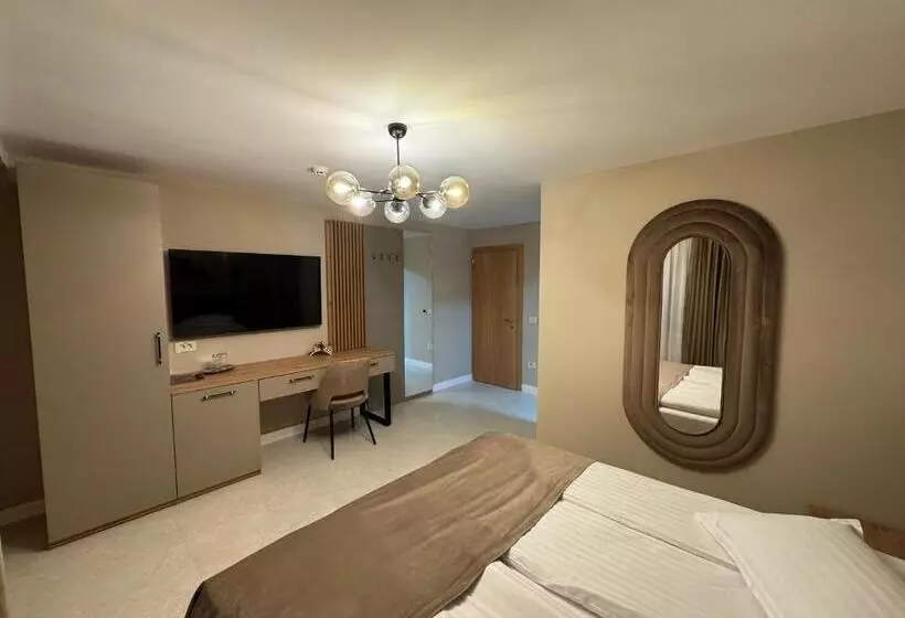 Pensiune Restaurant Pizzerie 2 Păuni