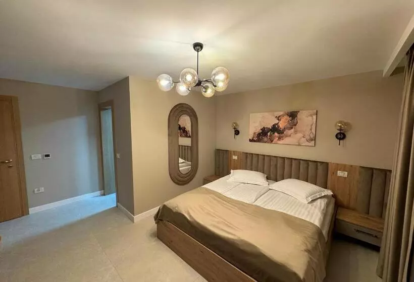 Pensiune Restaurant Pizzerie 2 Păuni