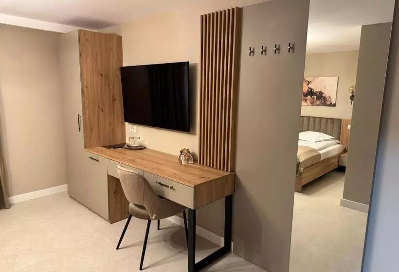 Pensiune Restaurant Pizzerie 2 Păuni