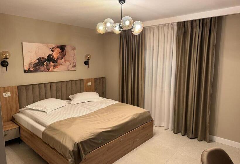 Pensiune Restaurant Pizzerie 2 Păuni