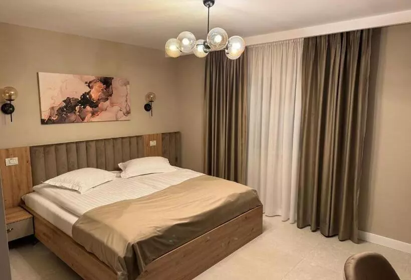 Pensiune Restaurant Pizzerie 2 Păuni