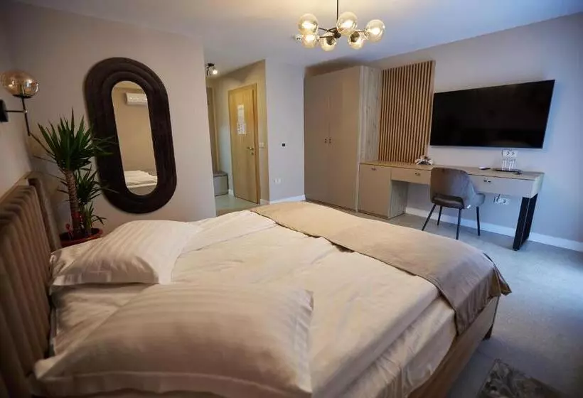 Pensiune Restaurant Pizzerie 2 Păuni