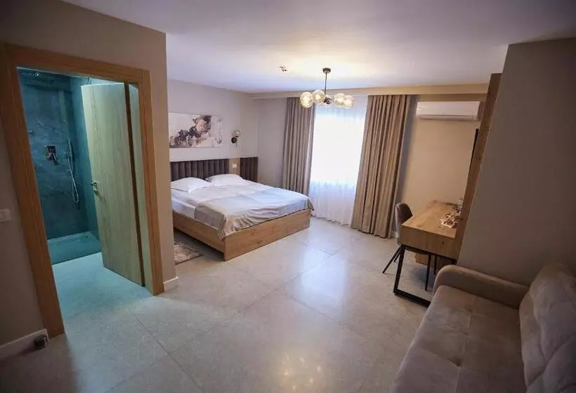 Pensiune Restaurant Pizzerie 2 Păuni