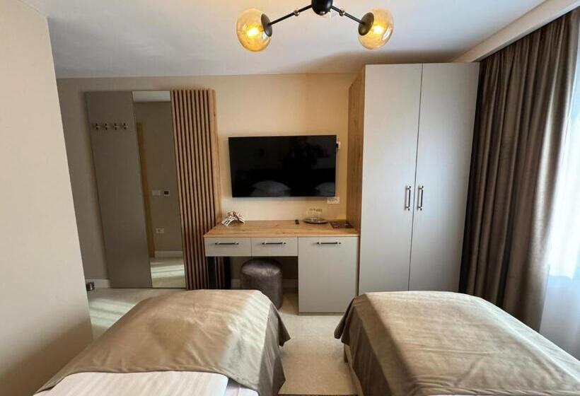 Pensiune Restaurant Pizzerie 2 Păuni