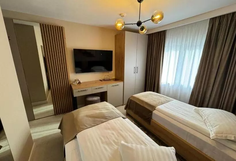 Pensiune Restaurant Pizzerie 2 Păuni