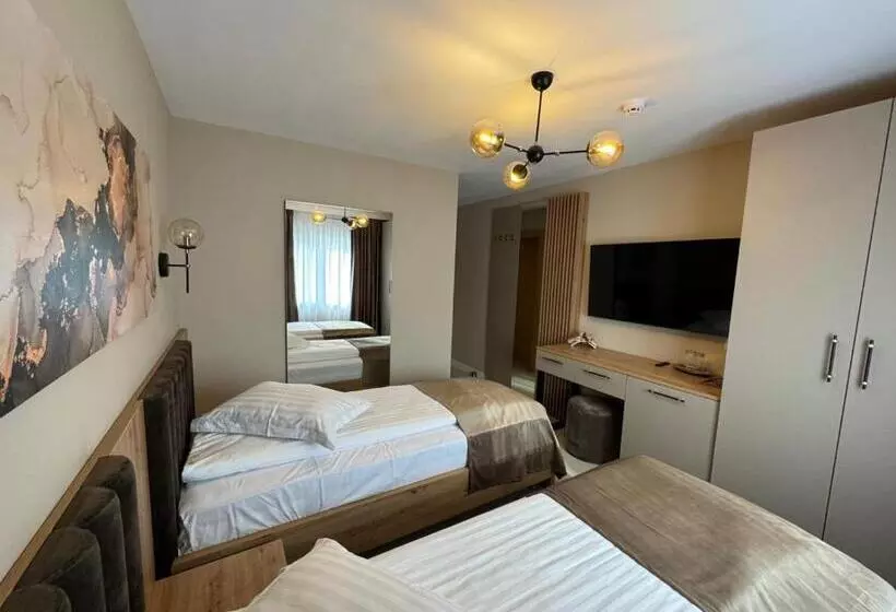 Pensiune Restaurant Pizzerie 2 Păuni