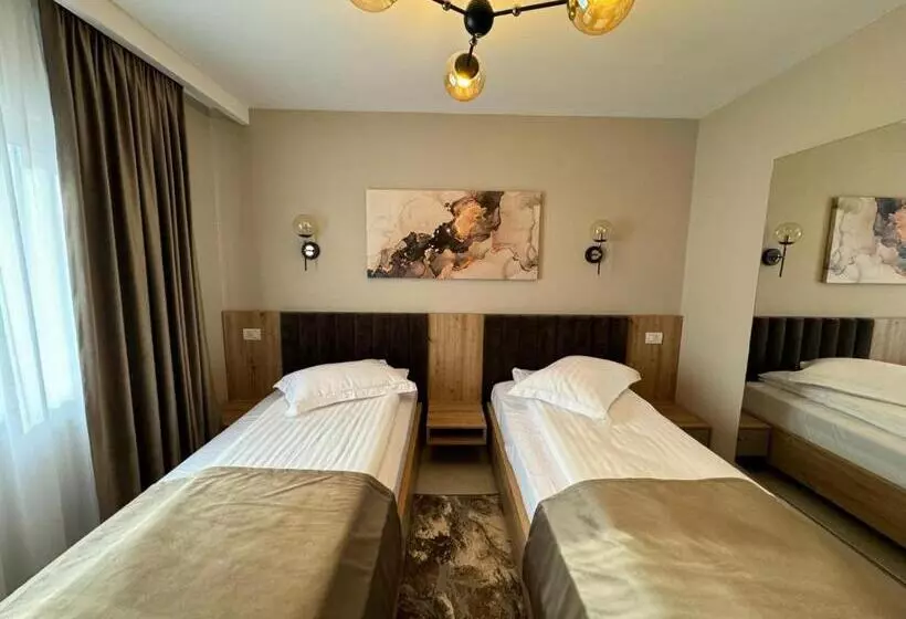 Pensiune Restaurant Pizzerie 2 Păuni